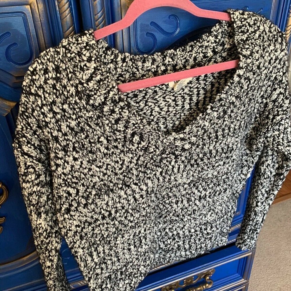 Yes Lola Womens XS Very Soft Long sleeve Vneck